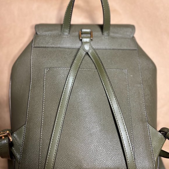 Michael Kors Hayes Backpack and matching wallet- LIKE NEW - Picture 2 of 16
